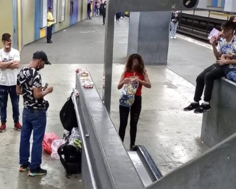 Between precariousness and violence, the vendors of the Caracas Metro try to make a living