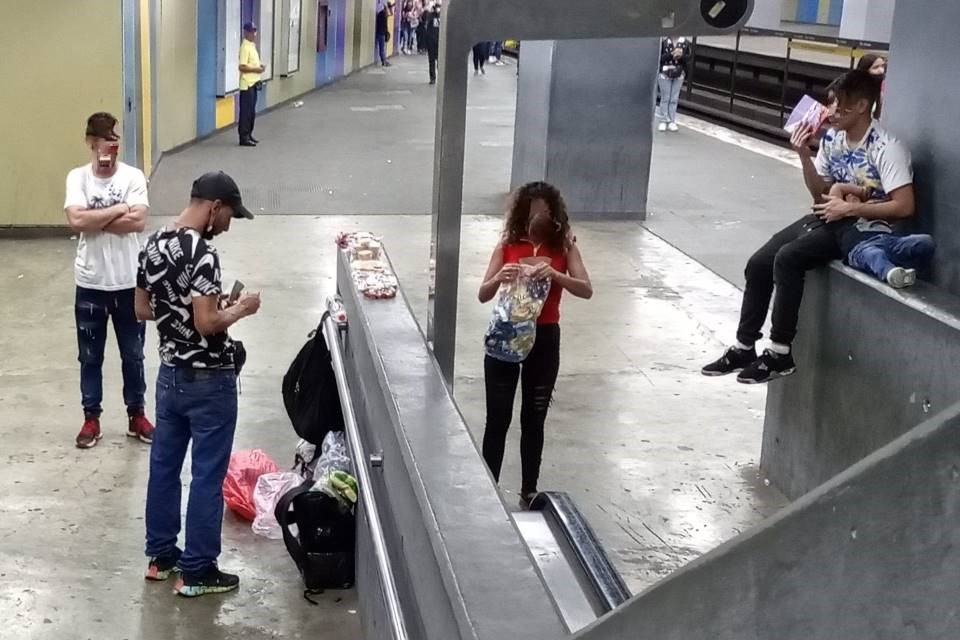 Between precariousness and violence, the vendors of the Caracas Metro try to make a living