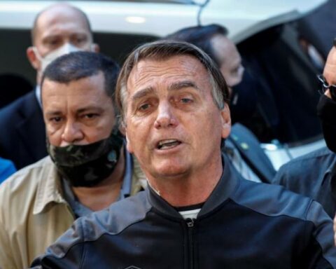 Bolsonaro urges his followers to vote with the national team shirt