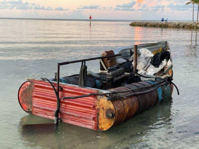 Patrulla Fronteriza detiene a 11 cubanos que arribaron a EE. UU. en una balsa hecha con tanques