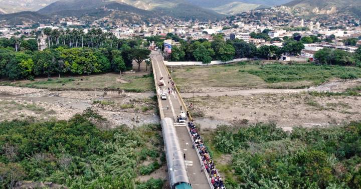 Border opening will generate 2,000 million USD of commercial exchange: Maduro