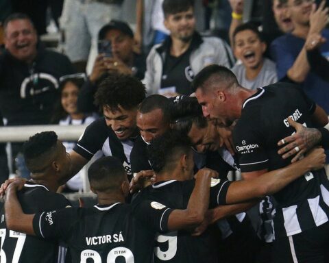 Botafogo beats Coritiba at home and sleeps in 10th place in the Brasileirão