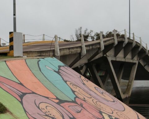 Bridge over La Barra: the IDM defined transit over it