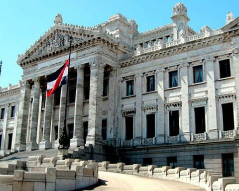 Broad Front summons leaders of all parties to a national dialogue for democracy