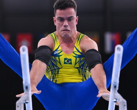 Caio Souza is gold in the parallel bars in the World Cup stage