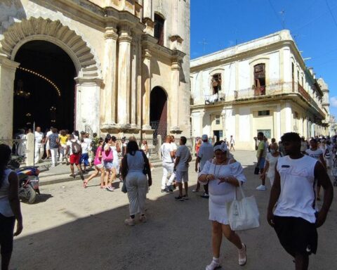 Candles and prayers in Havana for the patron saint of prisoners: the Virgin of Mercy