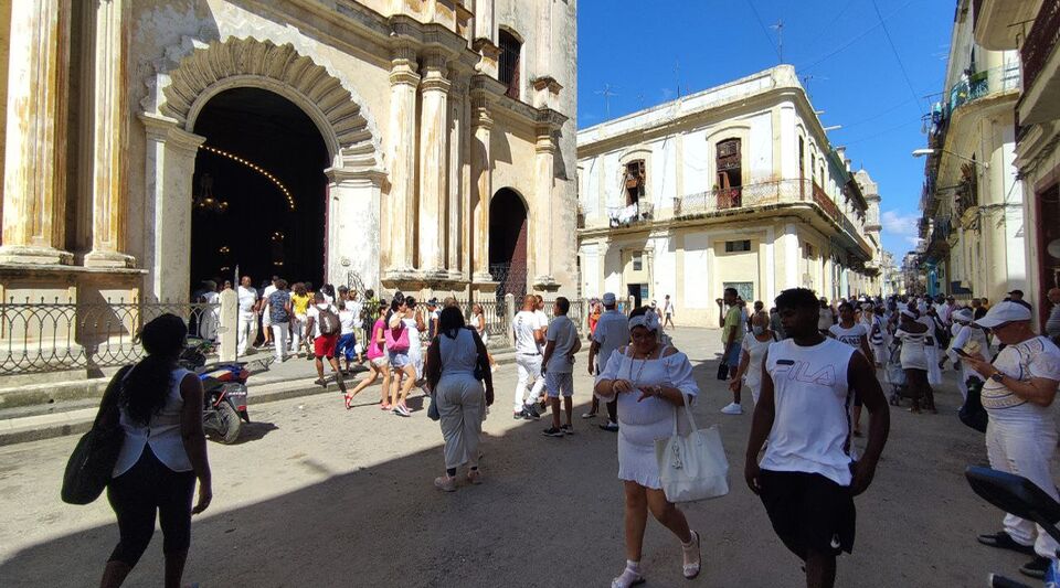 Candles and prayers in Havana for the patron saint of prisoners: the Virgin of Mercy