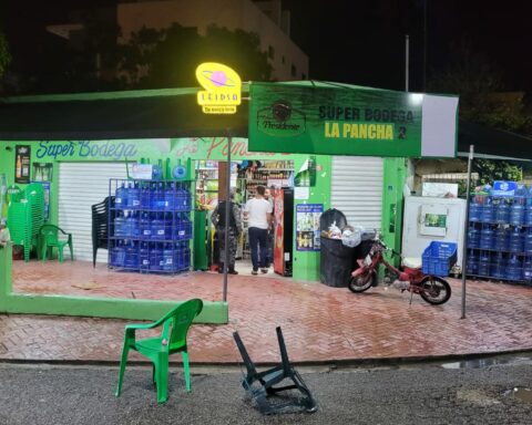 Cellar attacked and one of the workers injured in Villa Aura