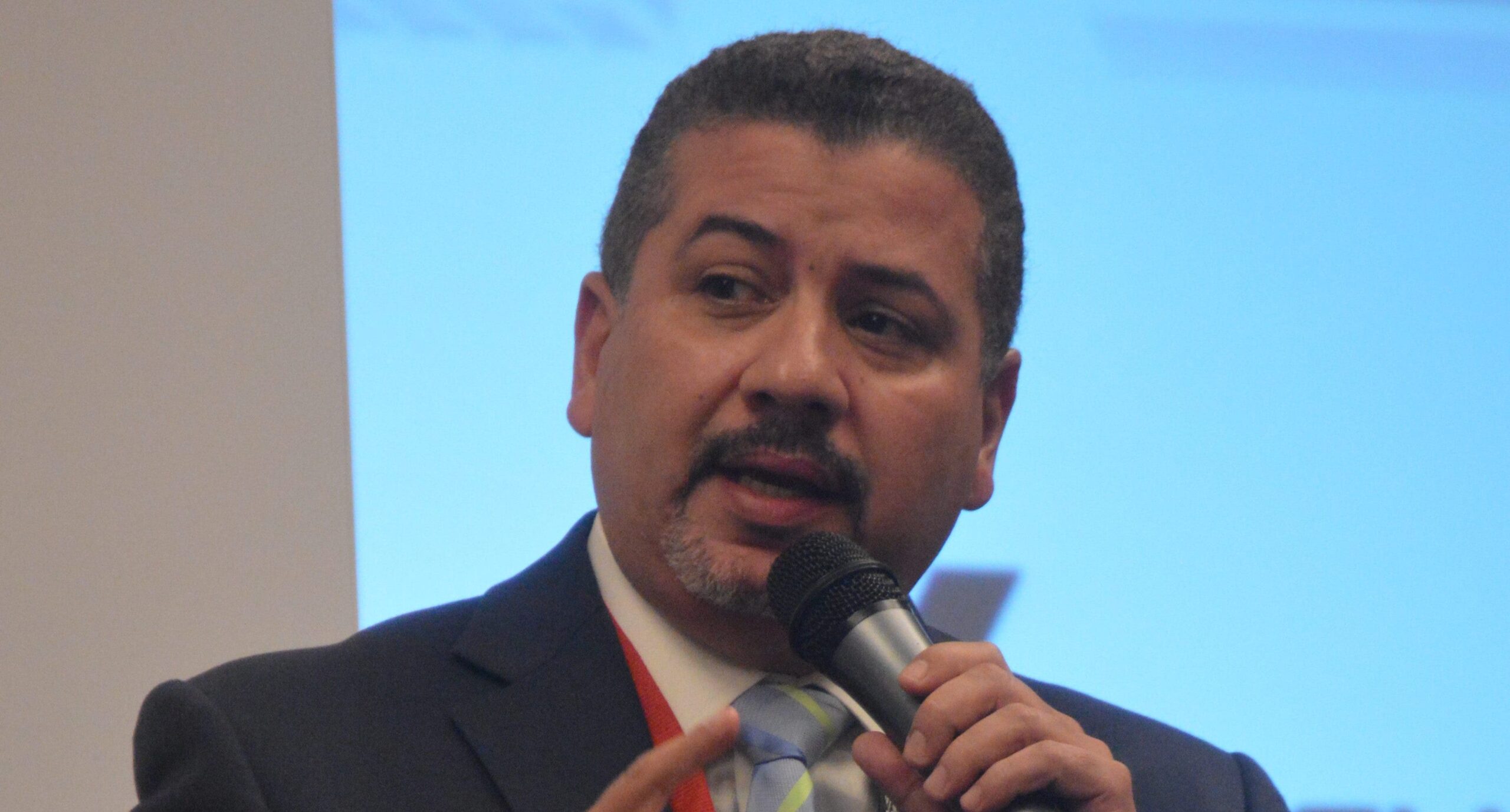 César Fernández dice “encuestas reflejan población rechaza reelección”