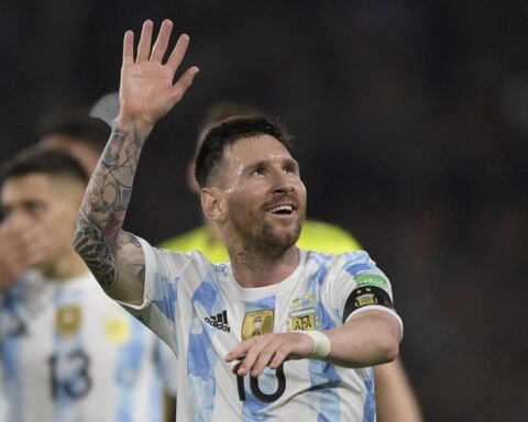 Child offers Messi sheet to whoever finds a puppy that was stolen from a friend