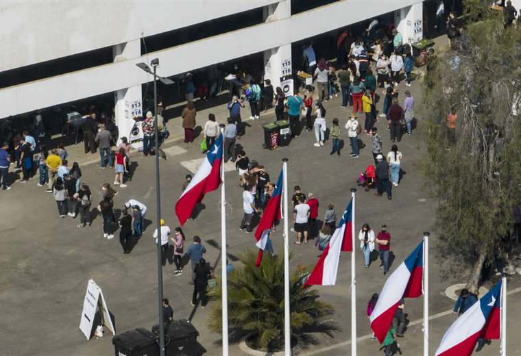 Chile decides today whether to approve or reject a new Constitution with social rights