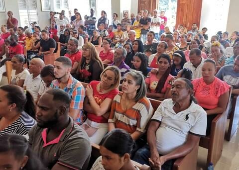 Community members from Palo Alto in Santiago wait for school