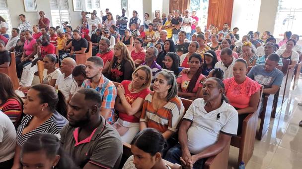 Community members from Palo Alto in Santiago wait for school