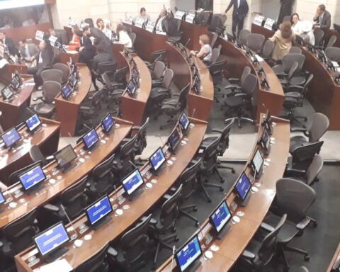 Congressmen could be candidates for mayors and governors without giving up their seat