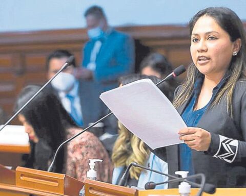 Congresswoman Heidy Juárez denies having broadcast audio between Acuña and Camones