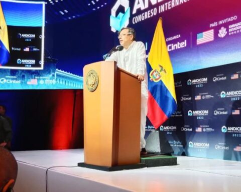 Connectivity and fiber optics, priorities of the Petro government