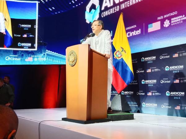 Connectivity and fiber optics, priorities of the Petro government