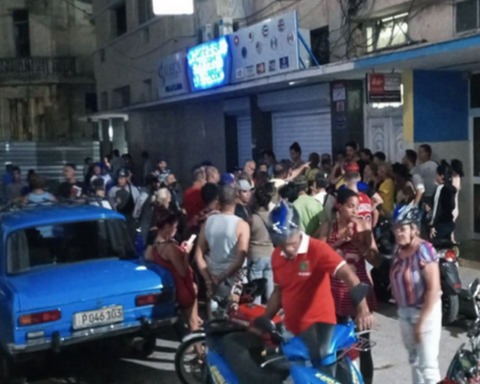 Cubans get up early to buy the dollar in Cadeca, which already costs 150 pesos in the informal market