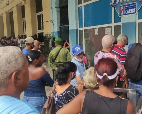 Cubans try to get food in anticipation of the arrival of Hurricane Ian