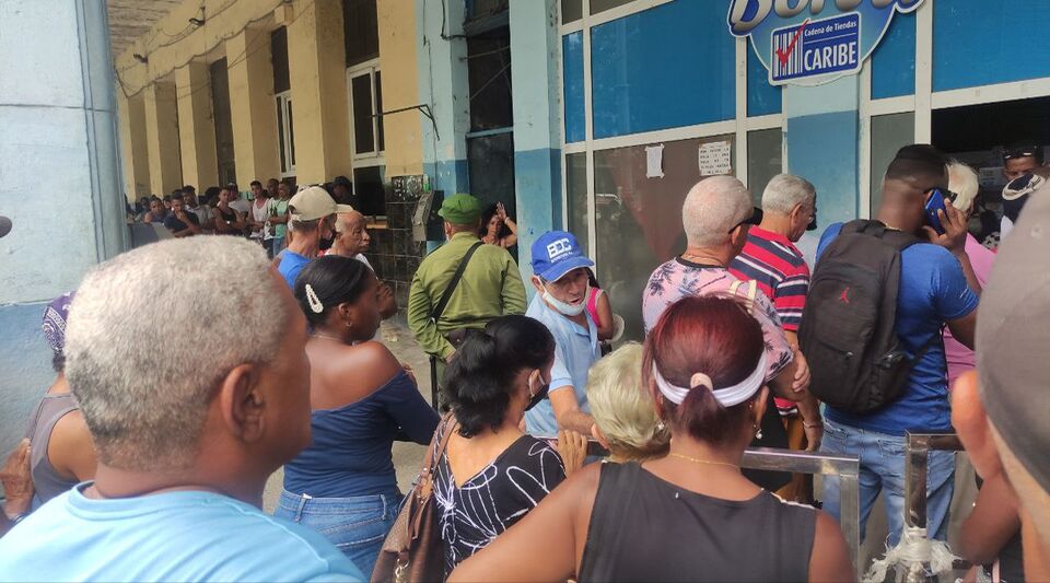 Cubans try to get food in anticipation of the arrival of Hurricane Ian