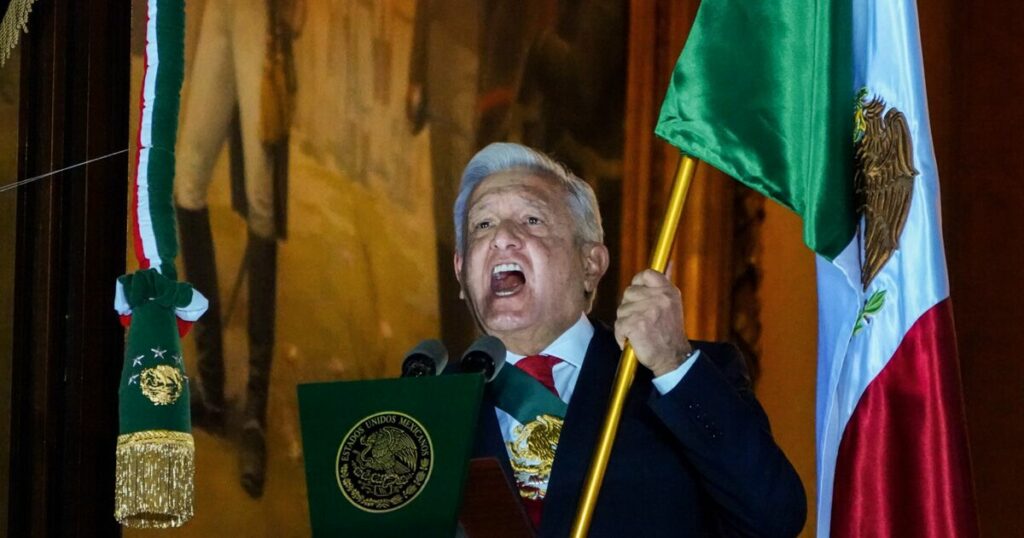 "Death to corruption, classism and racism!" AMLO shouts in the Zócalo