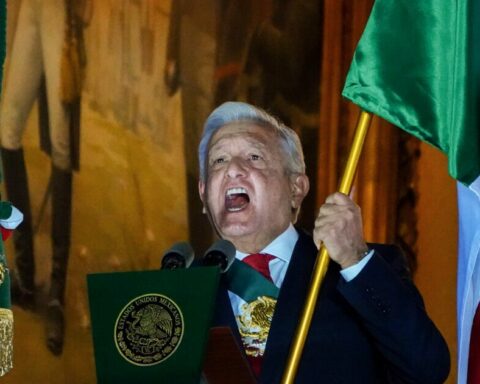 "Death to corruption, classism and racism!" AMLO shouts in the Zócalo