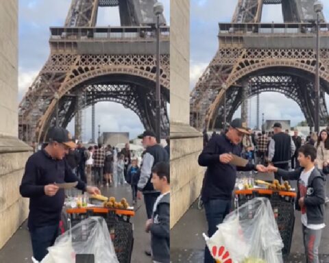 Deivinson, the Colombian who did not get stranded in Paris, set up a sale of cobs at the foot of the Eiffel Tower