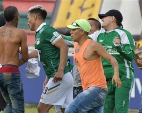 Deportivo Cali fans invade the field and attack Teo Gutiérrez in the Colombian championship
