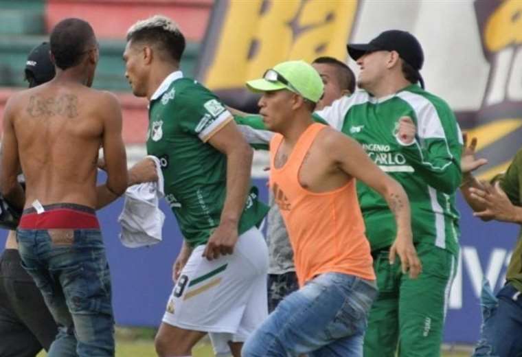 Deportivo Cali fans invade the field and attack Teo Gutiérrez in the Colombian championship