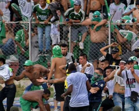 Deportivo Cali fans invade the field to attack the coach
