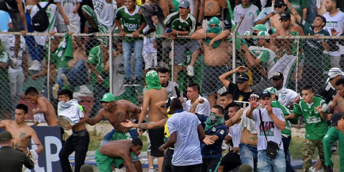 Deportivo Cali fans invade the field to attack the coach