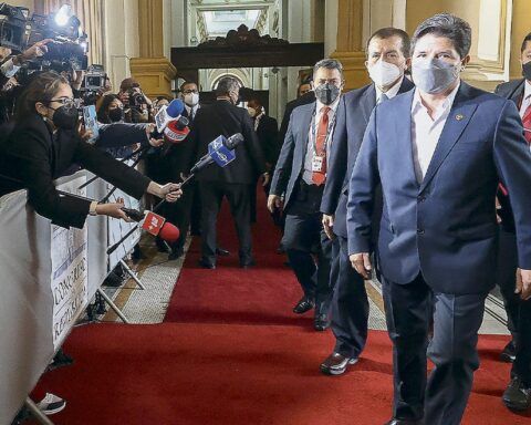 Dialogue without signs of stability and governability