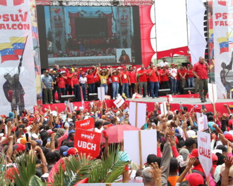 Diosdado Cabello swore in 12,703 leaders of the PSUV Falcón