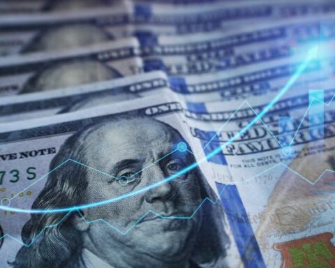 Dollar continues to strengthen and remains above 4,500 pesos