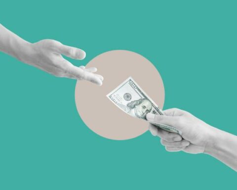 Dollar in Colombia falls almost 70 pesos and is below $4,500