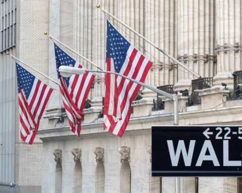 Dow Jones baja un 0,88 % y Wall Street cierra agosto con pérdidas