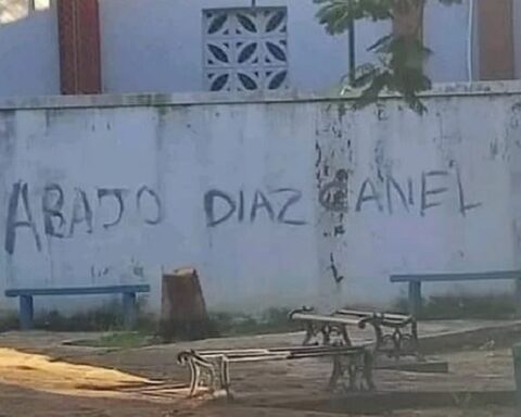 “Abajo Díaz-Canel”, pintan en una pared habanera