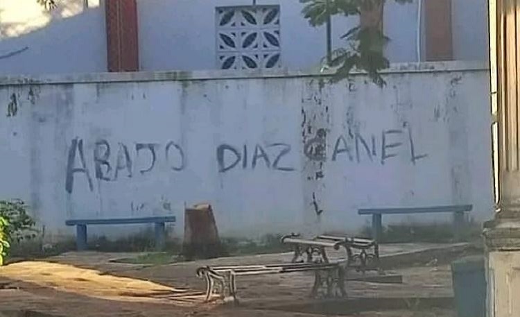 “Abajo Díaz-Canel”, pintan en una pared habanera