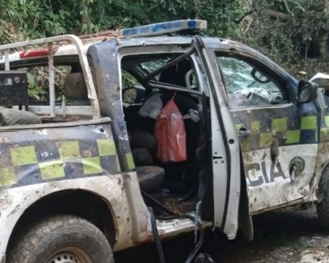 Eight police officers are killed in an ambush in Huila