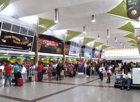 Eliminan pago de 10 dólares a pasajeros dominicanos