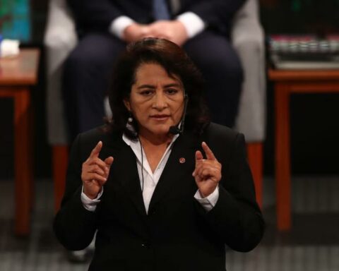 Elizabeth León proposes a risk management office and food storage units