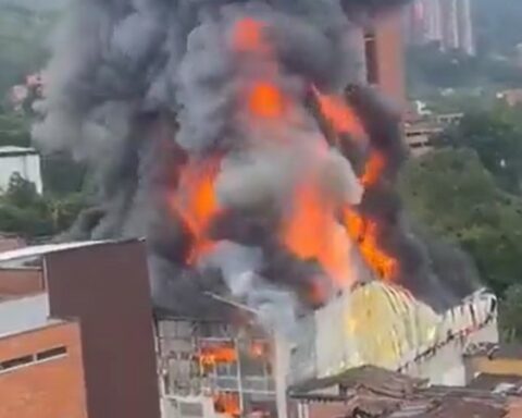 Envigado fire in images: a destroyed styrofoam factory, evacuated houses and 'smoke' over 60 meters