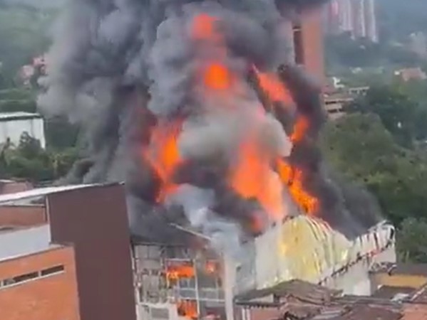 Envigado fire in images: a destroyed styrofoam factory, evacuated houses and 'smoke' over 60 meters