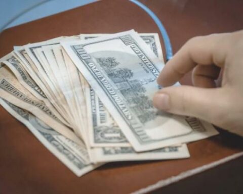 External debt for US$175,917 million at the end of the semester