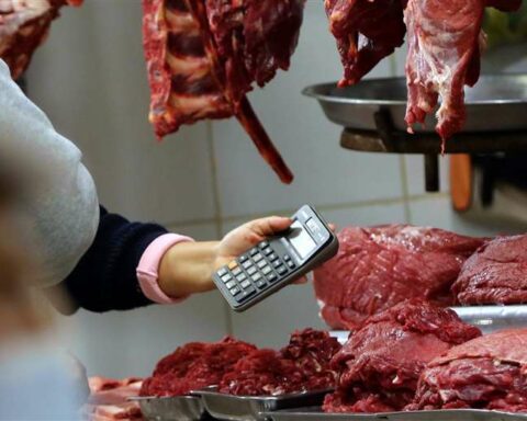 Faced with the threat of merchants raising the cost of meat, the Government guarantees its supply at a fair price