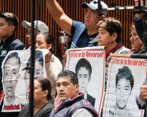 Families of the 43 hold political-cultural rally in CDMX to demand justice