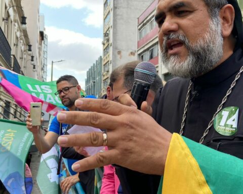 Father Kelmon gathers supporters in place where Bolsonaro was stabbed