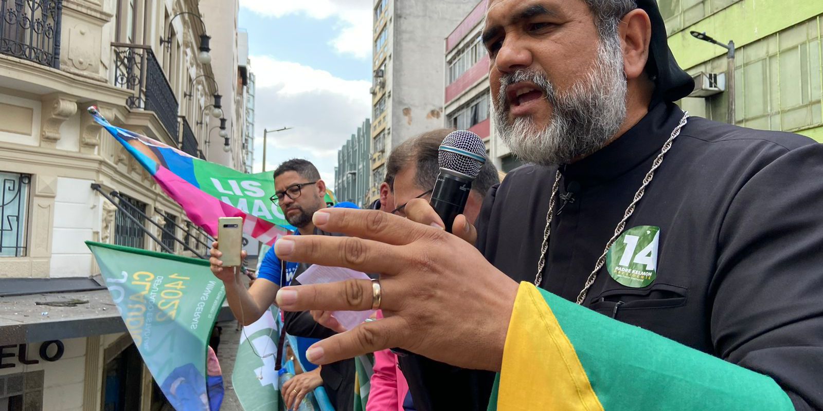Father Kelmon gathers supporters in place where Bolsonaro was stabbed