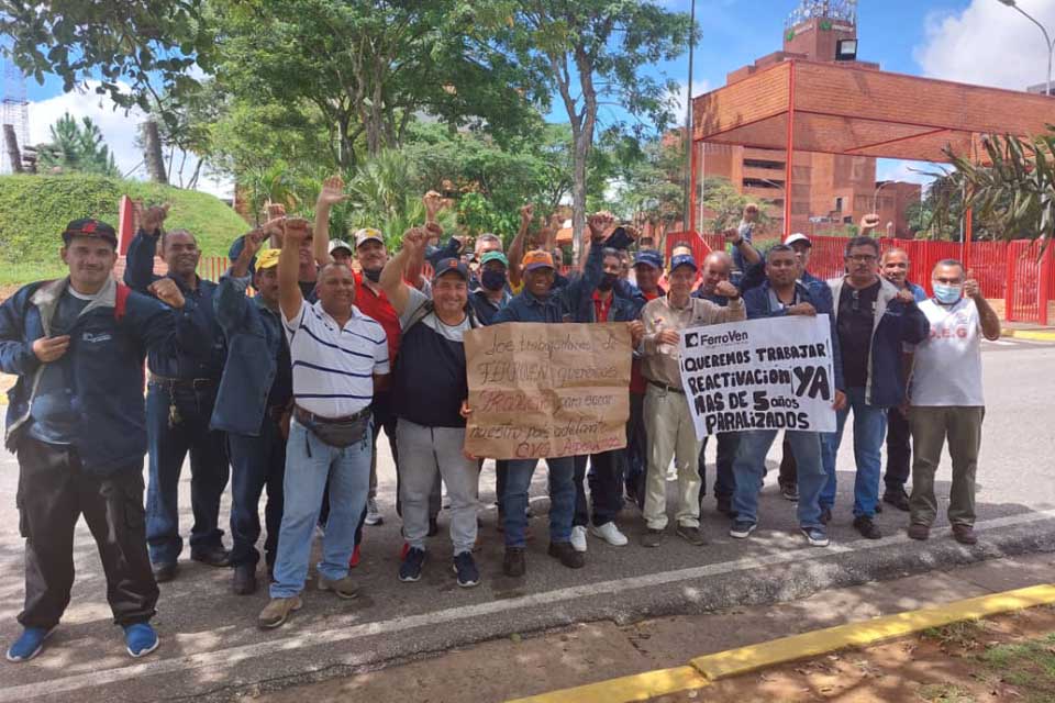 Ferroven workers demand answers from the parent company to reactivate production