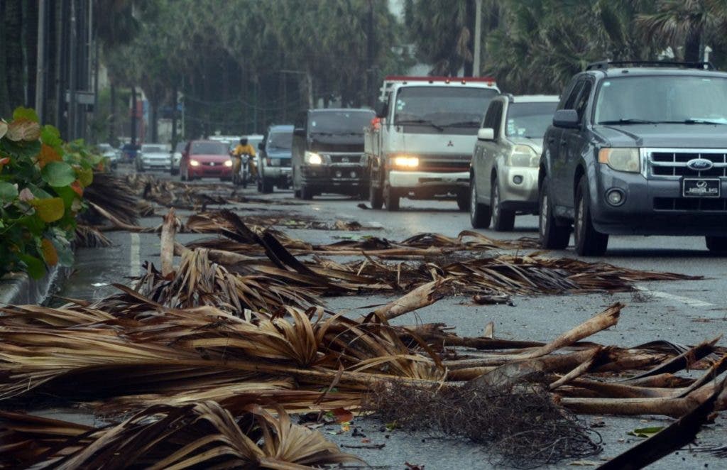 On the Malecón Last night the remnants of Fiona, whose winds had reached a speed of up to 140 kilometers per hour in the national territory, knocked down palm tree branches on the Santo Domingo boardwalk, which early this morning remained on George Washington Avenue, which It disrupted traffic on the road for hours, while municipal teams began cleaning.